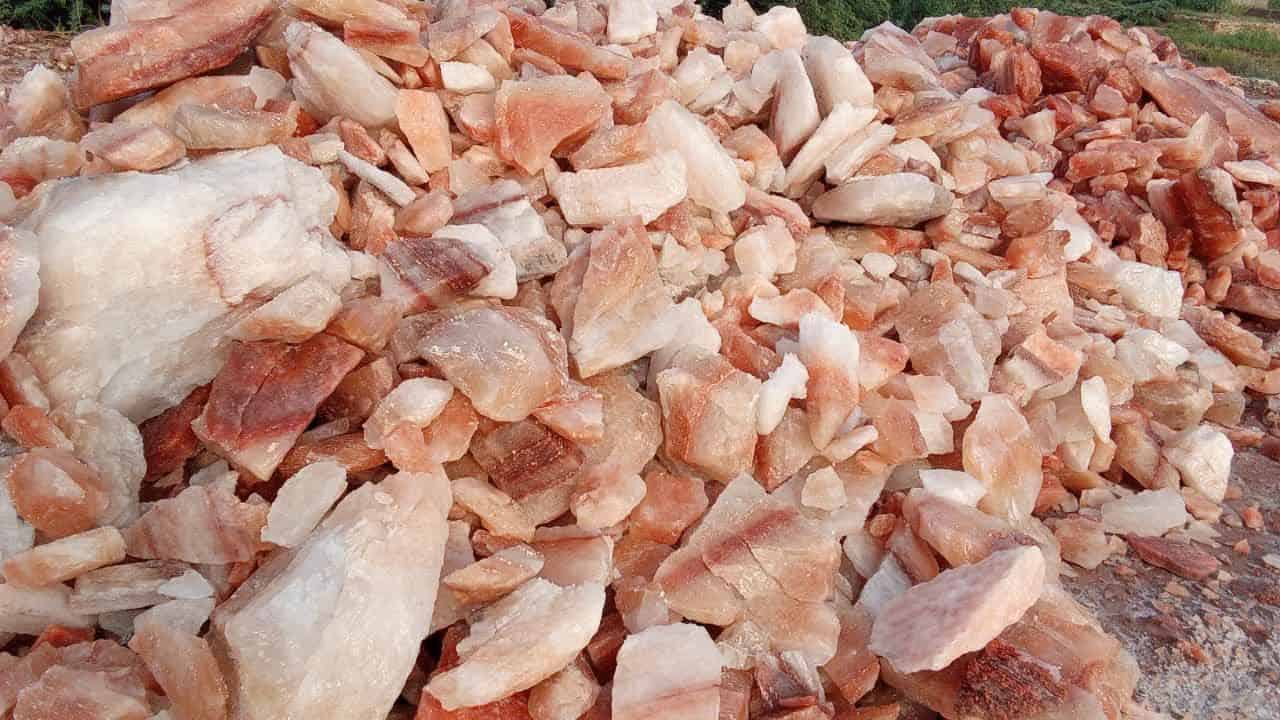 خرید عمده نمک معدنی و سنگ نمک با مشخصات فنی، دانه‌ بندی و قیمت روز